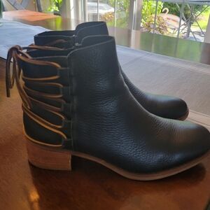 Korks Belaya Black Leather Ankle Boots with Lace Tie-Ups